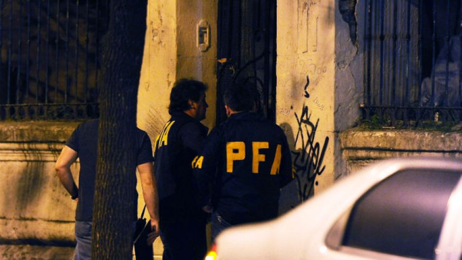 Los oficiales allanan el domicilio familiar, mientras la joven es velada en la localidad de Vicente López.