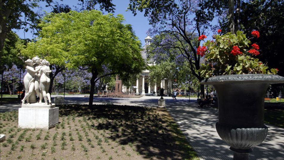 Los vecinos de Parque Lezama quieren que sus esculturas y paseos recuperen el esplendor de antaño.