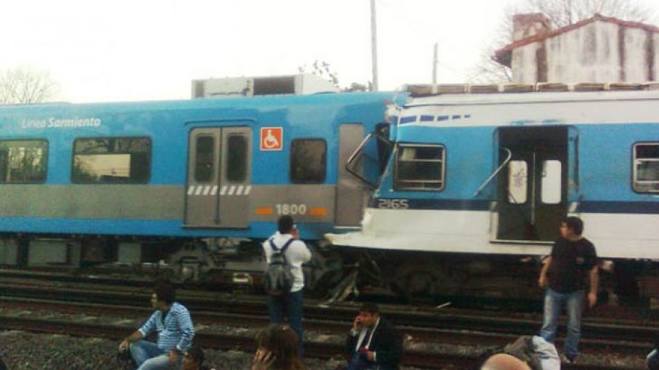 El tren Chapa 19, que estaba detenido en la Estación Castelar, fue embestido por el tren Chapa 1 que venía detrás sentido a a Moreno.