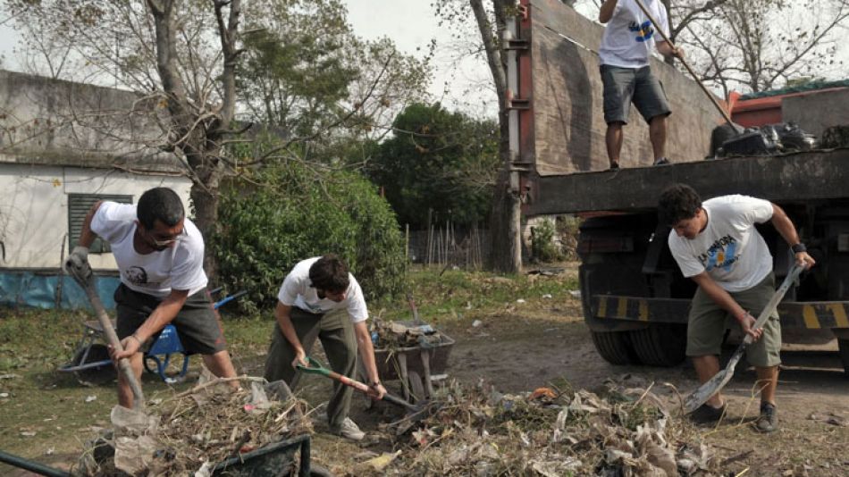 Militantes de La Cámpora en los barrios más afectados por la inudación del 2 de abril.