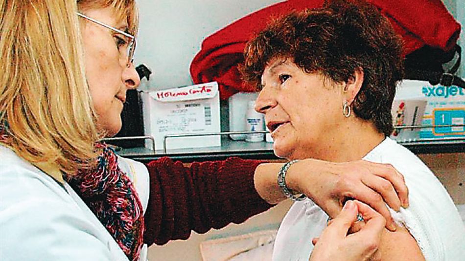 Prevención. Los adultos mayores de 65 años deben vacunarse contra la influenza.
