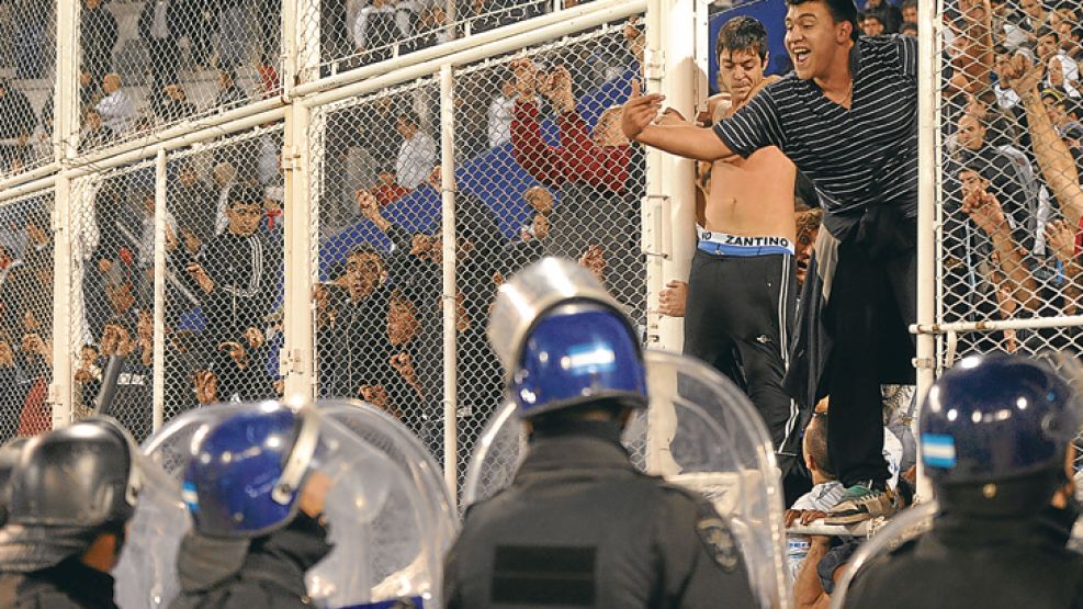 Locura. El fin de semana pasado, gente de All Boys se enfrentó con la policía. Resultado: se suspendió el partido contra Vélez.