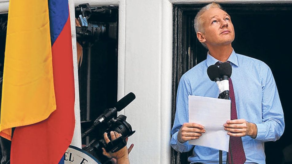 En la ventana. La última vez que Assange se dejó ver en la embajada ecuatoriana, hace un año.