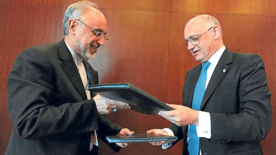 Memorandum. Timerman y su par iraní tras la firma del acuerdo.
