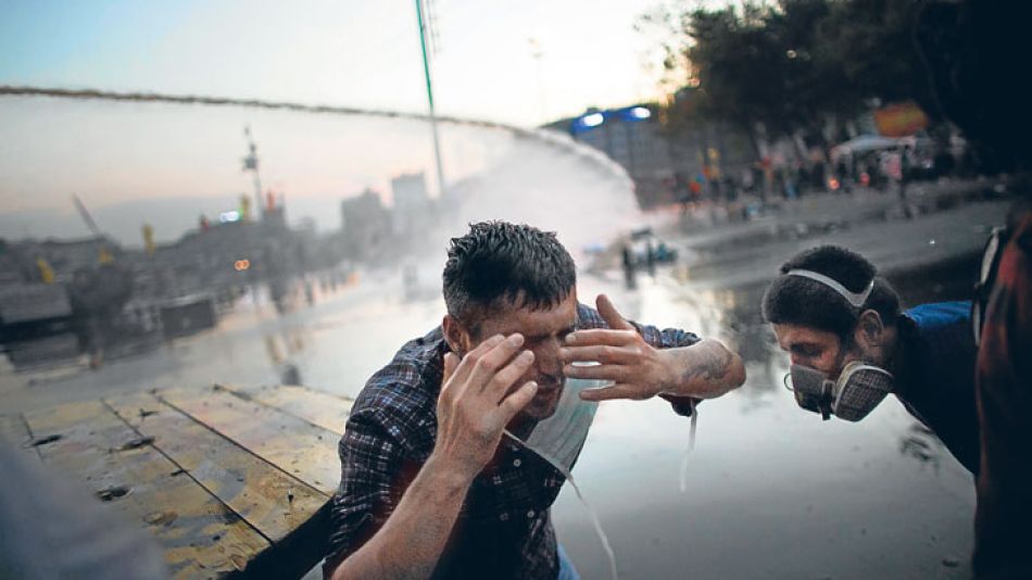 Protestas. Los jóvenes turcos fueron ferozmente reprimidos ayer en el desalojo del parque.