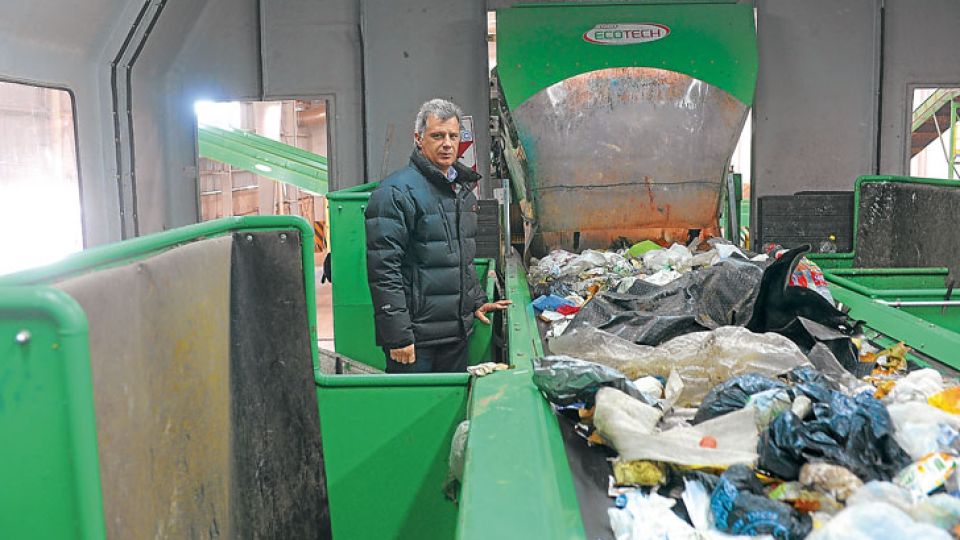 Proceso. 1. Los camiones llegan a la planta de José León Suarez. 2. La fosa donde descargan la basura tiene cuatro toneladas de capacidad. 3. Una grúa con un pulpo toma los residuos. 4 y 5. Luego pasa