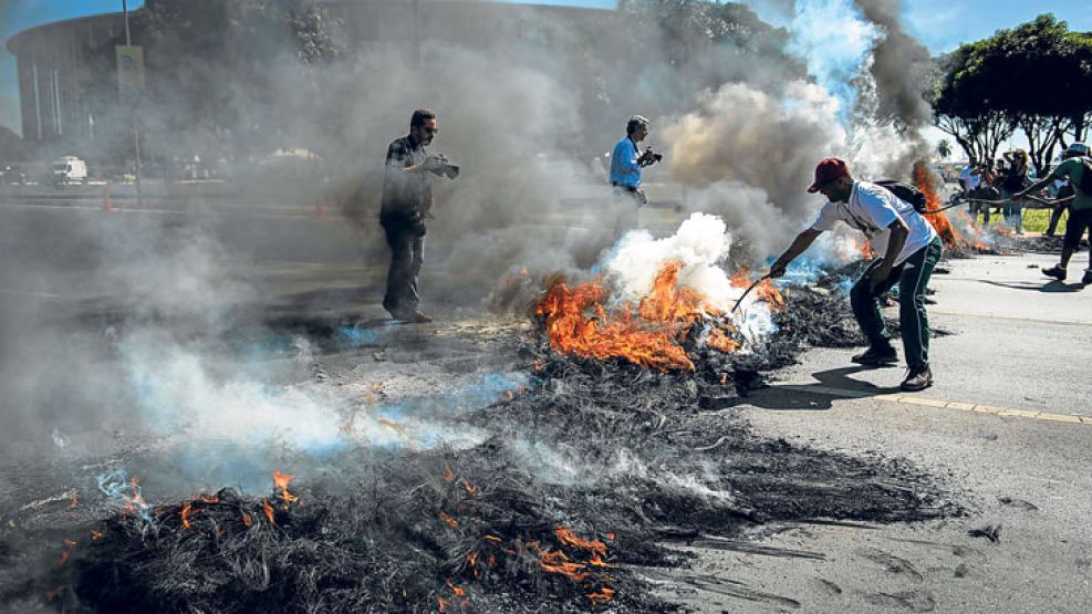 Fuego. Neumáticos incendiados en Brasilia contra el aumento.