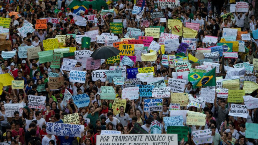 Las protestas han dejado perplejo al gobierno de izquierda de Dilma Rousseff y a la clase política en general.