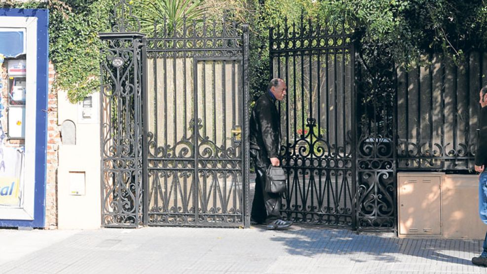 Cortesano. El juez del Máximo Tribunal frente a su casa en Caballito. Su voto fue el único en disidencia dentro de la Corte. 