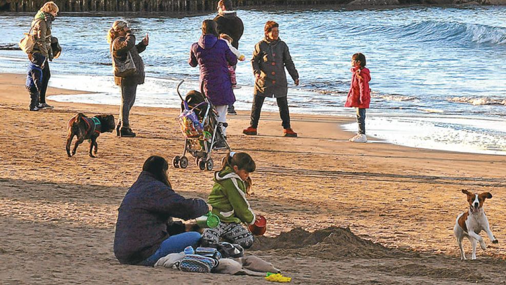 Fresco. La gente aprovechó la playa marplatense pese al frío. 