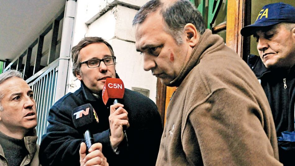 Sin salida. Angeles habría sido abordada por el portero en los cinco pasos que separan la puerta de su casa con la principal.