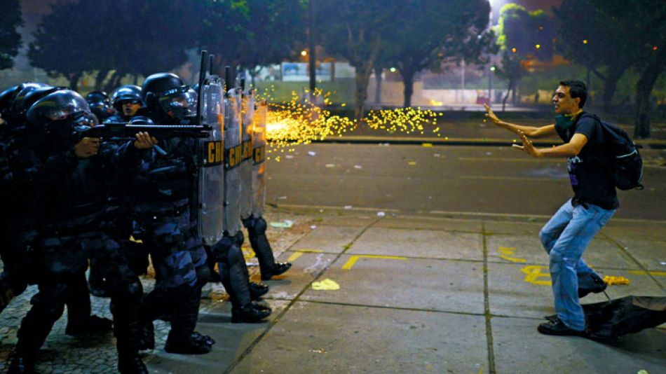 La violenta represión de la Policía Militar fue desmedida, provocó la reacción de todos los sectores y las marchas se multiplicaron.