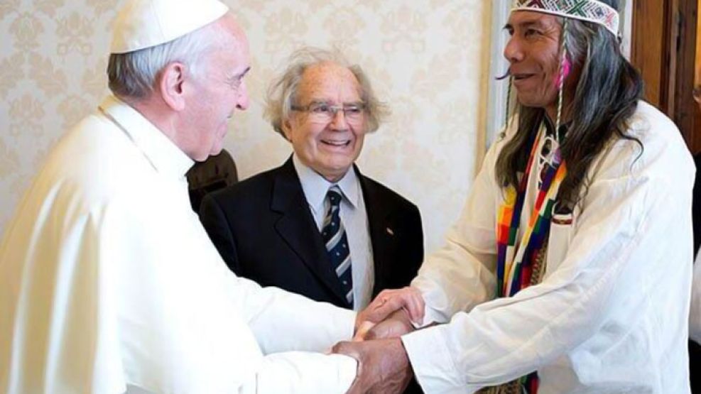 Felix Díaz saluda al Papa Francisco, quien lo recibió en Roma.