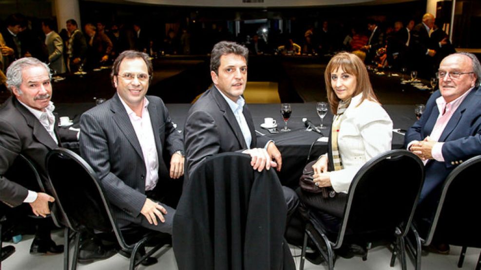 Sergio Massa y su tropa. Derecha: Mirta Tundis y José de Mendiguren. Izquierda: Darío Giustozzi y Felipe Solá.
