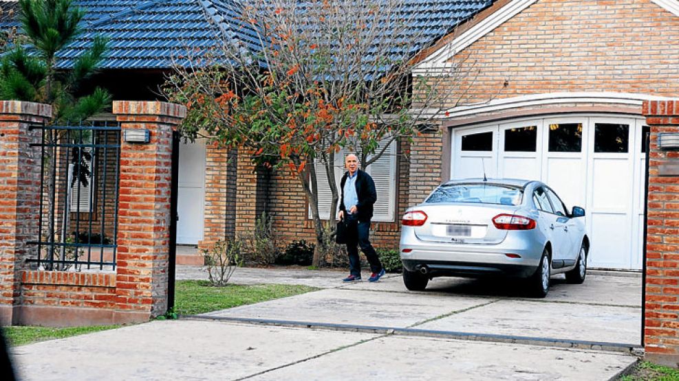 El presidente de la Corte Suprema, Ricardo Lorenzetti, al salir de una de sus tres casa en Rafaela, Santa Fe.