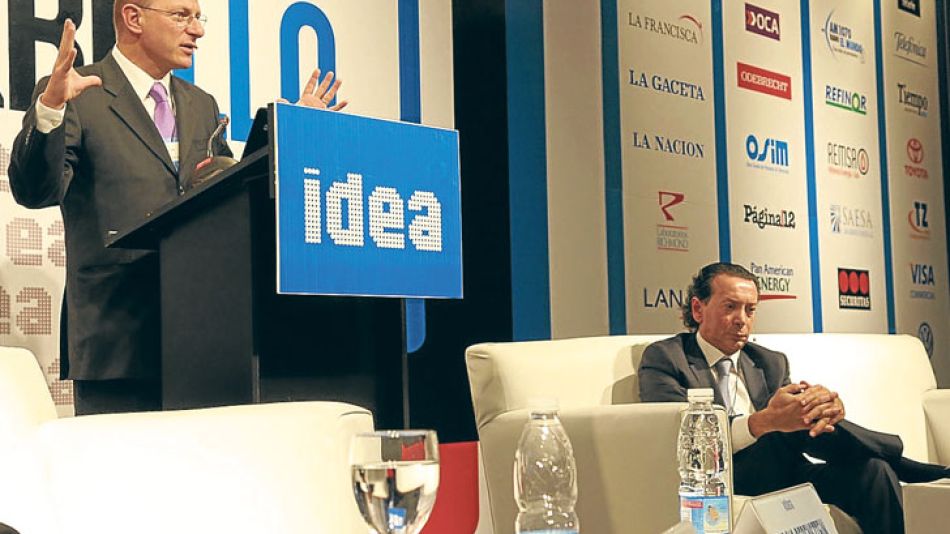 Berensztein. Presentó en IDEA un sondeo reciente. A su lado, el economista Dante Sica.