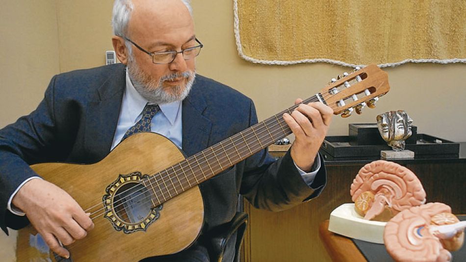 Experto. Drubach se recibió de médico en el país y en 1982 se mudo a EE.UU. Toca la guitarra y compone canciones a sus pacientes.