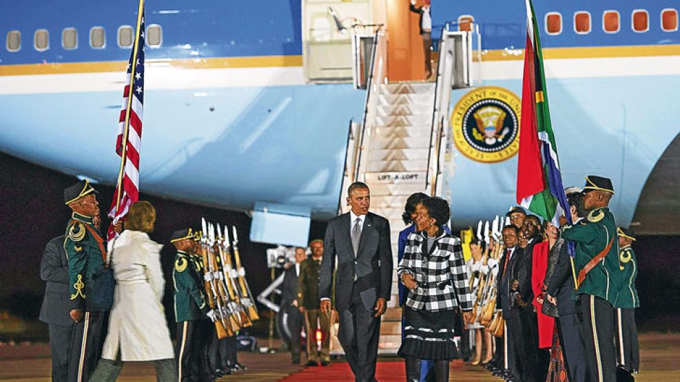 Dos momentos, dos líderes. Obama conoció a Nelson Mandela en 2005, durante la gira que el sudafricano hizo en Estados Unidos (izq.). El presidente norteamericano llegó ayer a Sudáfrica con su esposa M