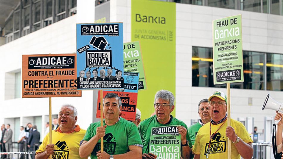Protestas. En España se enojan por el salvataje de los bancos.
