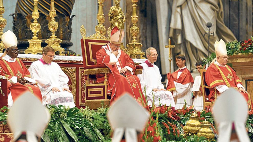 Dios se lo pague. El argentino Francisco dirigió ayer una ceremonia religiosa en el Vaticano, mientras avanza la comisión. 