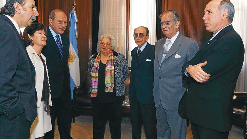 Supremos. Maqueda, Highton de Nolasco, Zaffaroni, Argibay, Fayt, Petracchi y Lorenzetti.