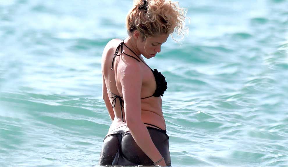 Shakira, a poco de ser mamá, lució su figura en bikini Exito