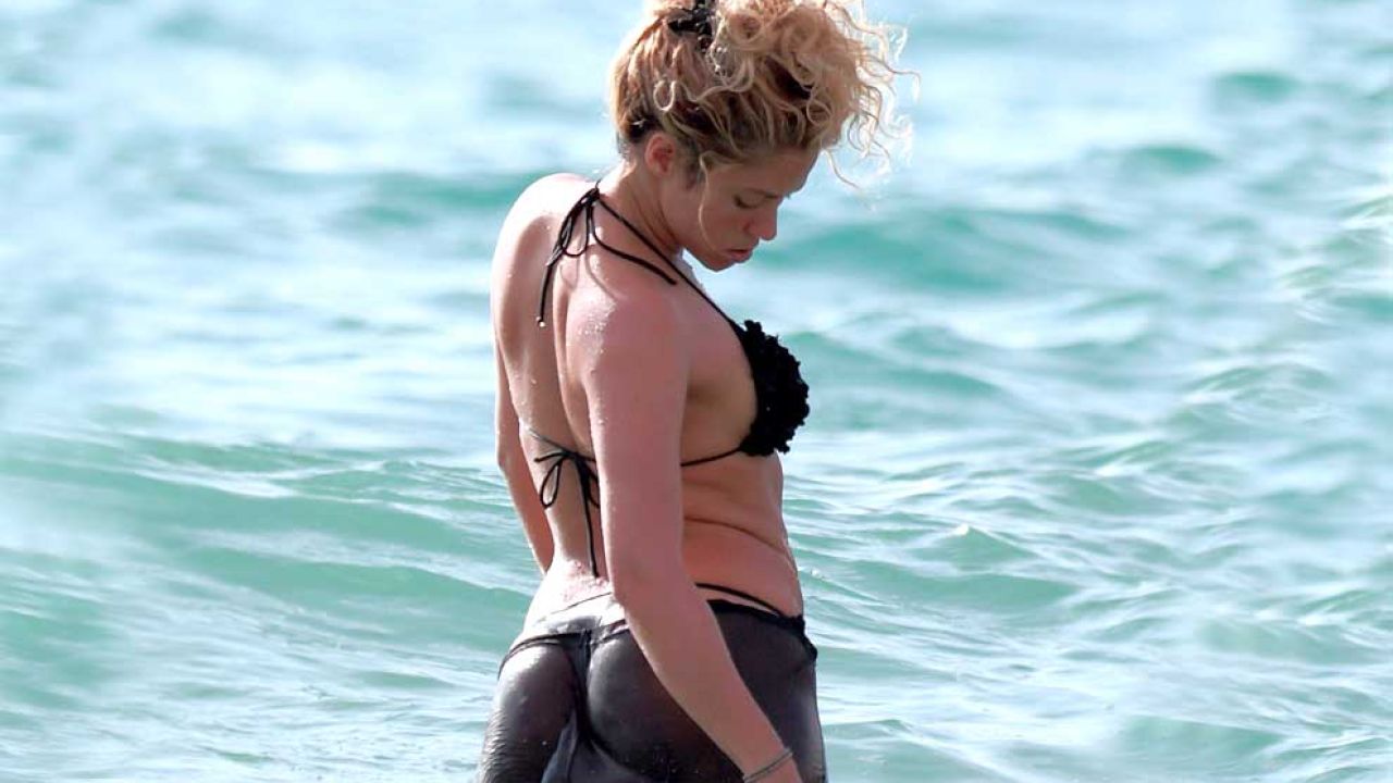 Shakira, a poco de ser mamá, lució su figura en bikini.