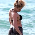 Shakira con Pique en la playa (1)