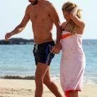 Shakira con Pique en la playa (12)