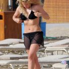 Shakira con Pique en la playa (4)