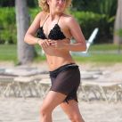 Shakira con Pique en la playa (5)