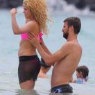 Shakira con Pique en la playa (7)