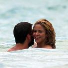 Shakira con Pique en la playa (8)