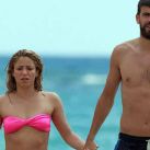 Shakira con Pique en la playa (9)