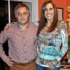 Miguel Schenone y la nutricionista Andrea Purita en el piso del programa de TV Sal de Aventura, especializado en deportes y salud.