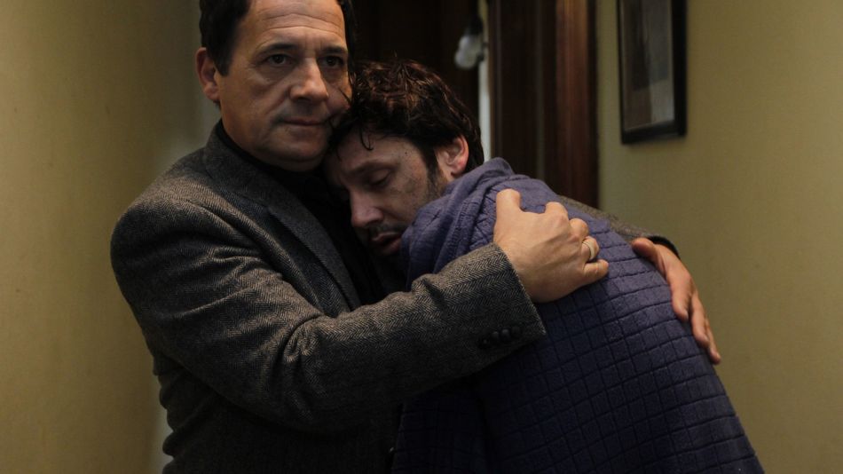 Guillermo y Pedro abrazados