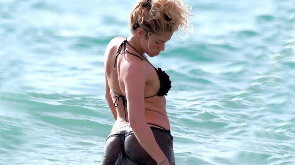 Shakira con Pique en la playa (1)