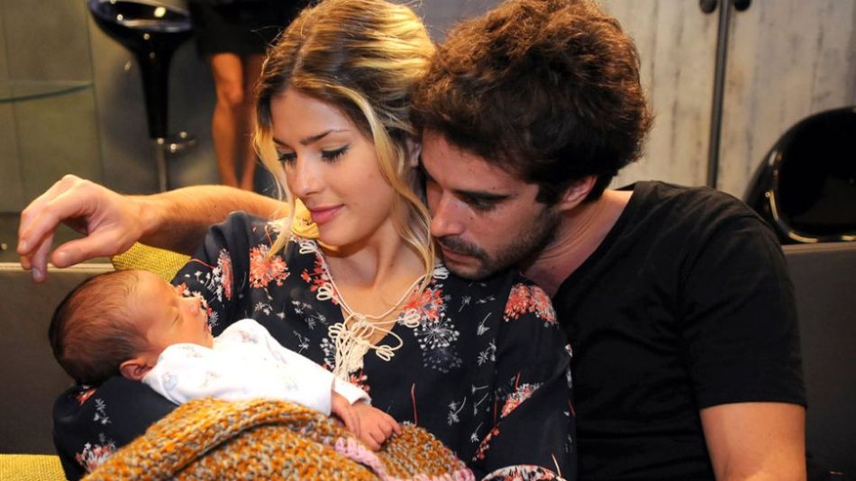 Eugenia Suarez y Nicolas Cabre con un bebé en Los Unicos