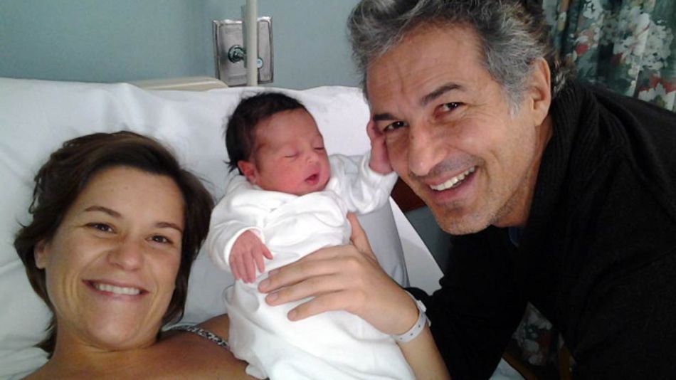 Ivo Cutzarida con su hija recién nacida y su pareja