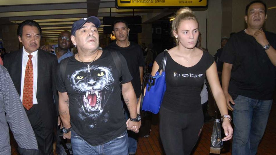 Maradona reapareció con su novia, Rocío Oliva, en Indonesia