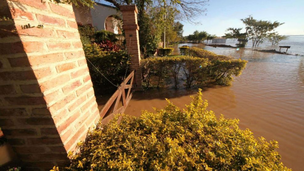 Parte de la localidad de Paso de la Patria quedó inundada por la crecida del Paraná.