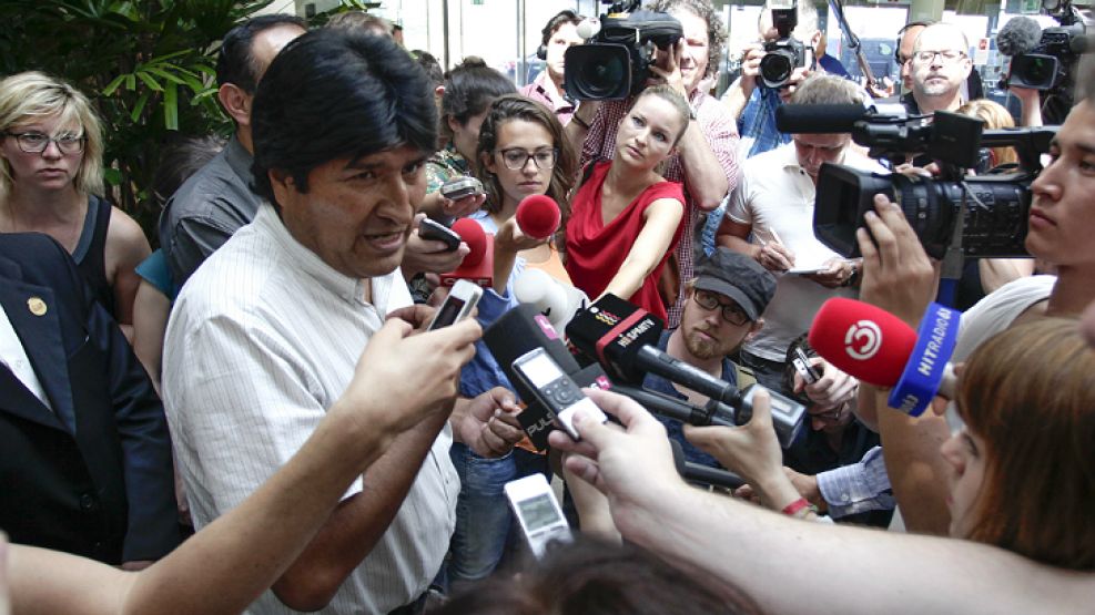 Evo Morales responde a los periodistas austríacos en el aeropuerto de Viena, previo a su regreso a Bolivia.