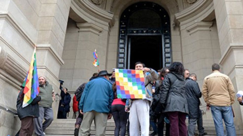 Movilización qom en el Palacio de Tribunales.