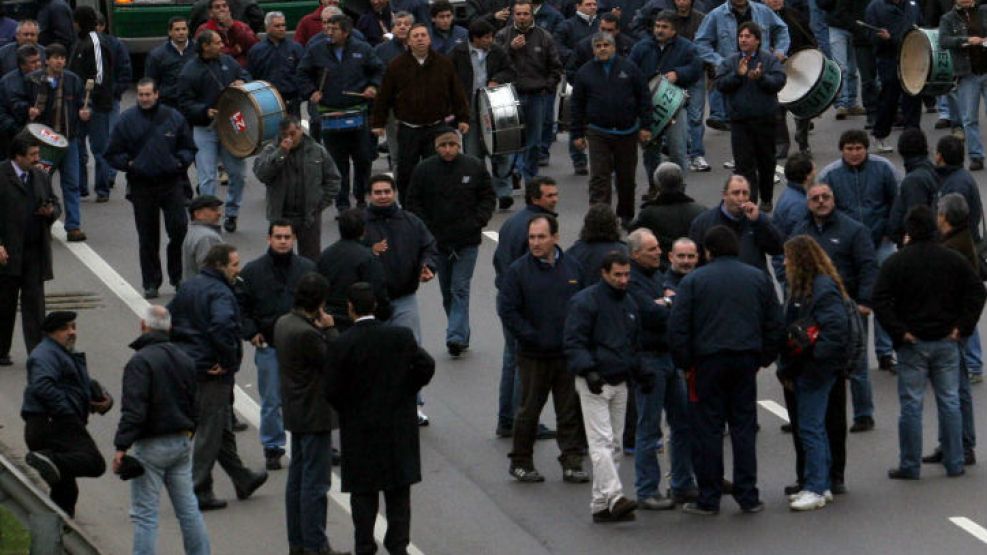 Trabajadores ferroviarios cortan la General Paz