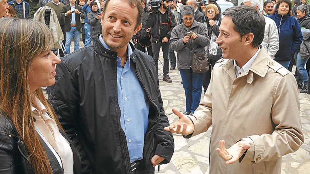 Campaña. Durante una recorrida en Esteban Echeverría, acompañado por el intendente Fernando Grey.