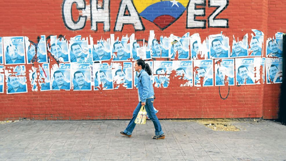 Como ayer. Carteles de campaña con la imagen de Chávez. El recuerdo del bolivariano sigue vivo.