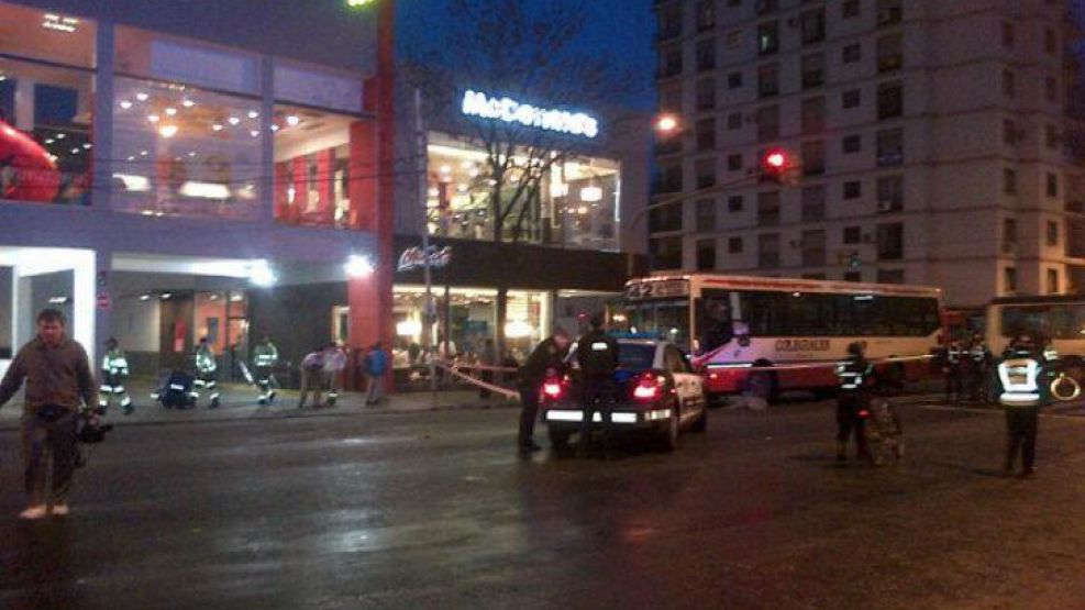 El accidente se produjo cuando las jóvenes cruzaban la calle y fueron embestidas por un colectivo de la línea 42.