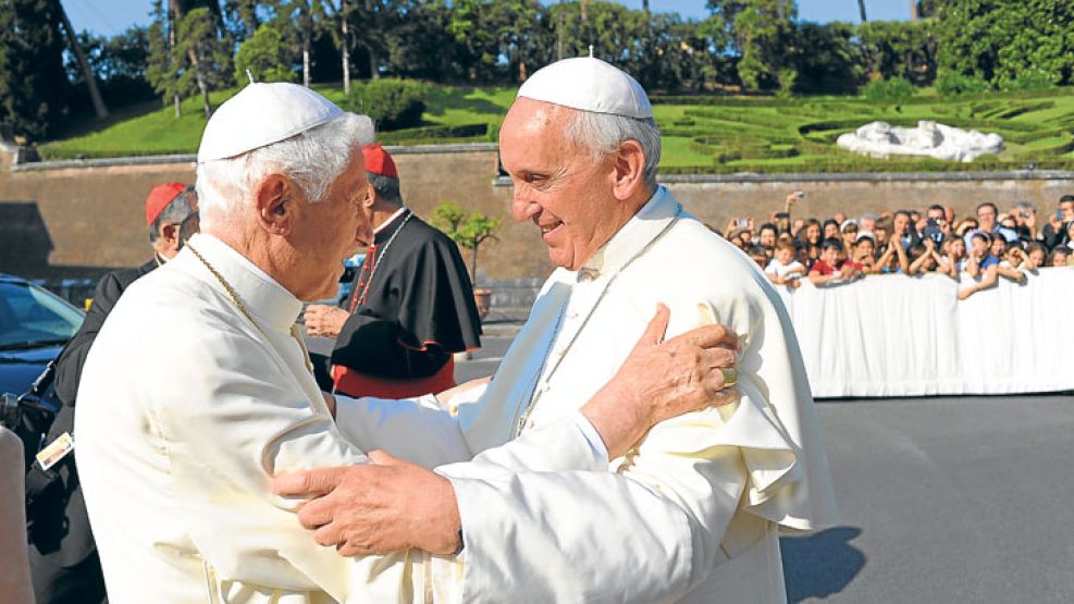 Juntos. Bergoglio recibió ayer en los jardines del Vaticano a su antecesor, Ratzinger. Son autores de la encíclica.