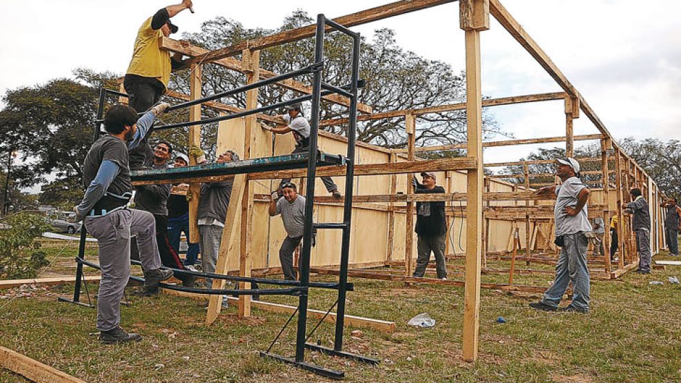 Preparacion. Estructuras en Santa Fe ante la crecida del río.