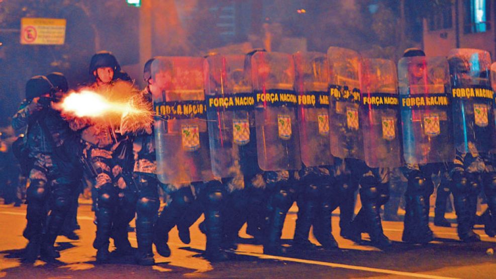 Represion. La policía de Brasil fue muy criticada por su accionar.